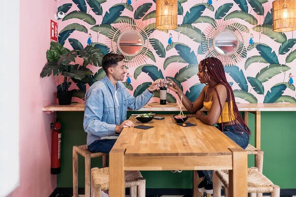 Multikulturella Vänner Sitter Restaurang Och Njuter Hälsosam Peta Skål Utbringar — Stockfoto