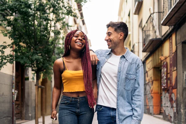 Ευτυχισμένοι Πολυεθνικοί Νεαροί Φίλοι Που Περπατούν Στους Δρόμους Της Μαδρίτης — Φωτογραφία Αρχείου