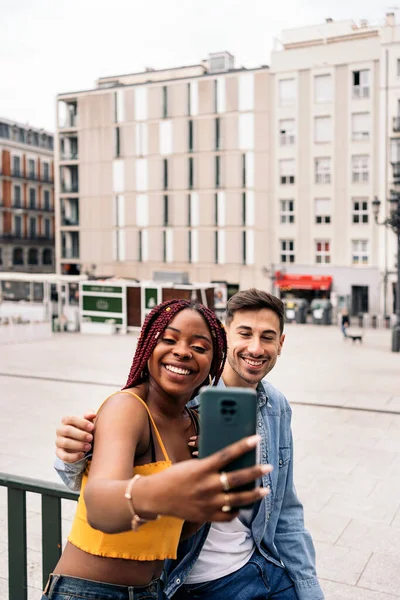 Glada Unga Vänner Som Tar Selfie Med Sin Telefon Gatan — Stockfoto