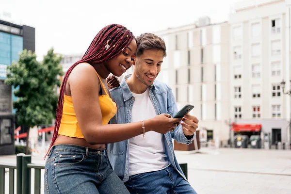 Jovens Amigos Multiétnicos Felizes Usando Seu Telefone Rua Divertindo — Fotografia de Stock