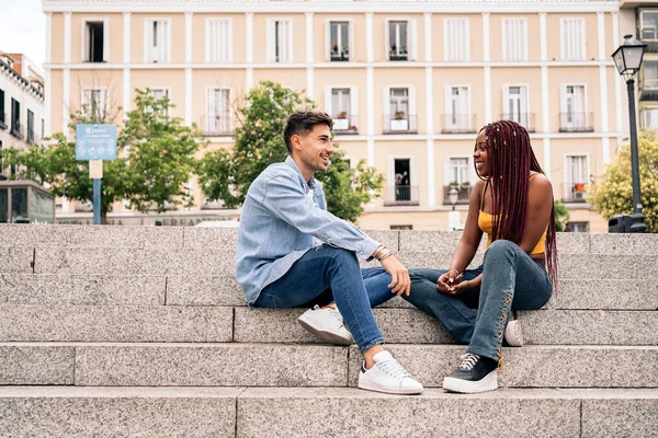 Jovens Amigos Felizes Sentados Rua Conversando Olhando Para Outro — Fotografia de Stock