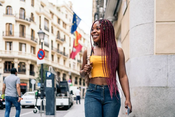 Wanita Muda Afrika Ceria Dengan Kepang Dingin Tersenyum Dan Berjalan — Stok Foto