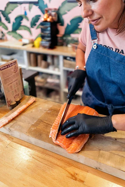 Lavoratore Ristorante Concentrato Indossa Grembiule Guanti Lattice Taglio Salmone Una — Foto Stock