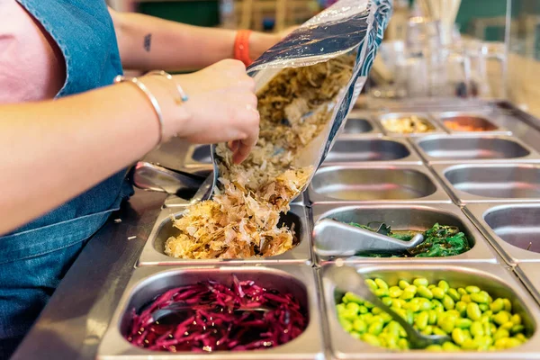 Operaio Ristorante Non Riconosciuto Preparare Ingredienti Ciotola Poke — Foto Stock