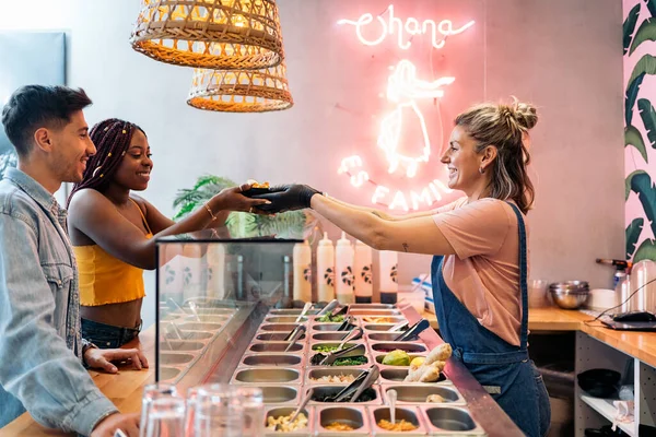 Afro Americano Donna Suo Amico Comprare Poke Bowl Fresco Ristorante — Foto Stock