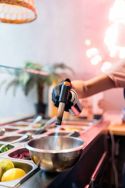 Okänd Restaurangarbetare Förbereda Peta Skål Och Använda Kök Blåslampa — Stockfoto