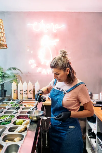 Chef Feminino Vestindo Avental Preparando Poke Tigela Usando Maçarico Cozinha — Fotografia de Stock