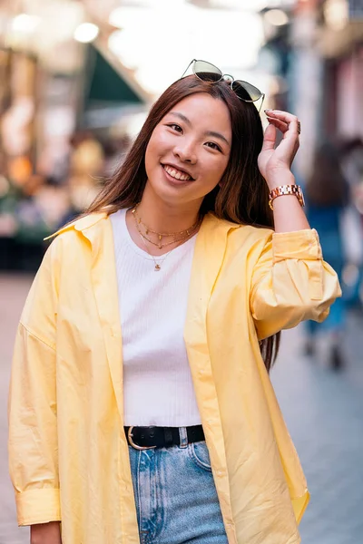 Щаслива Азіатська Жінка Повсякденному Одязі Посміхається Дивиться Бік Вулиці — стокове фото