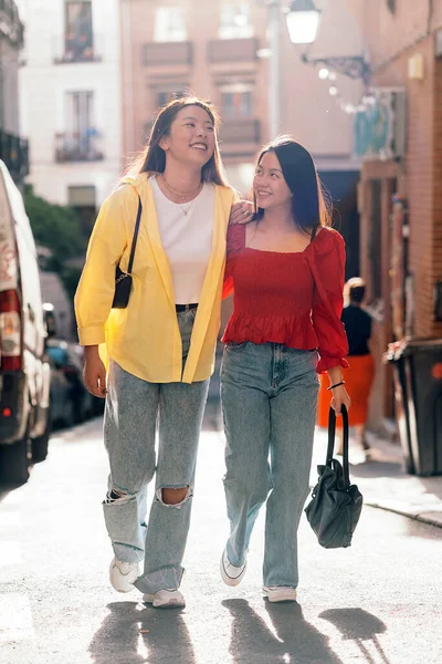 Fiatal Csinos Ázsiai Női Barátok Mosolyognak Szórakoznak Utcán — Stock Fotó