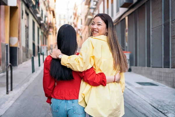 Mulher Asiática Bonita Divertindo Nas Ruas Madrid Abraçando Seu Amigo — Fotografia de Stock