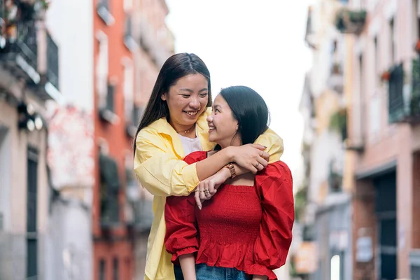 Pretty Asian Woman Having Fun City Madrid Hugging Her Friend — Stock Photo, Image