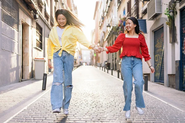Fiatal Csinos Ázsiai Női Barátok Nevetnek Szórakoznak Utcán — Stock Fotó
