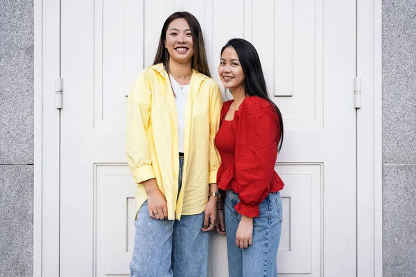 Vrij Jong Aziatische Vrouwelijke Vrienden Glimlachen Kijken Naar Camera Tegen — Stockfoto