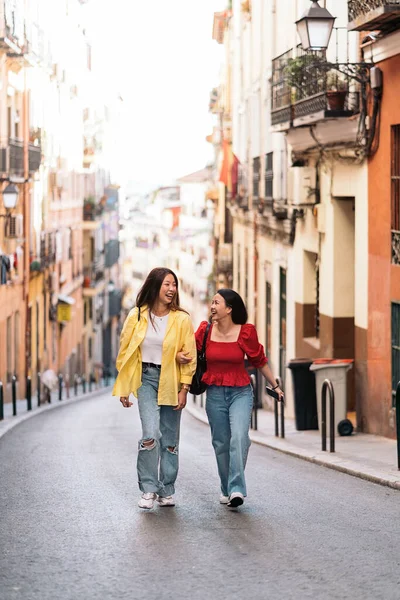 Giovane Donna Asiatica Divertirsi Nella Città Madrid Parlare Con Suo — Foto Stock