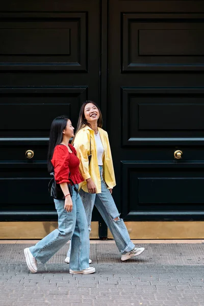 Trendy Ασιάτισσες Φίλες Μιλούν Ενώ Περπατάτε Στην Πόλη — Φωτογραφία Αρχείου