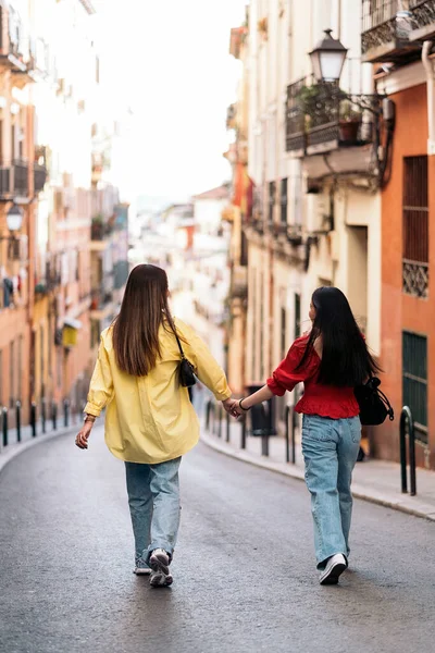 Αναγνωρισμένες Ασιάτισσες Φίλες Περπατούν Στην Πόλη Της Μαδρίτης Και Κρατιούνται — Φωτογραφία Αρχείου