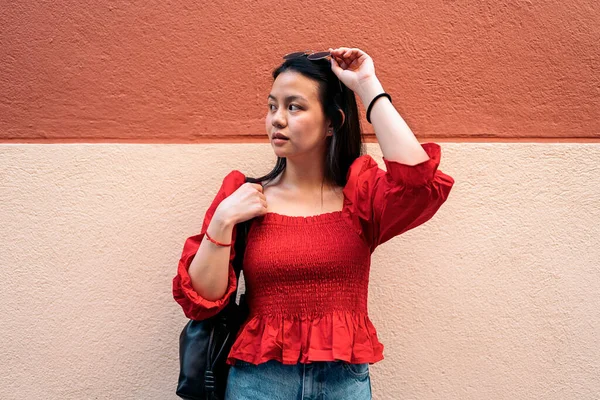 Крутая Азиатская Женщина Повседневной Одежде Позирует Смотрит Сторону Городе Мадриде — стоковое фото