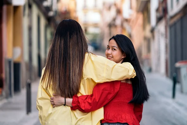 Young Asian Woman Having Fun City Madrid Hugging Her Friend — Stock Photo, Image