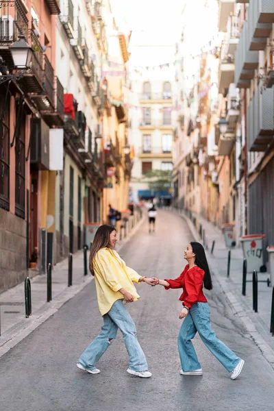 Vidám Ázsiai Lányok Divatos Ruhákban Sétálnak Városban Egymásra Néznek — Stock Fotó
