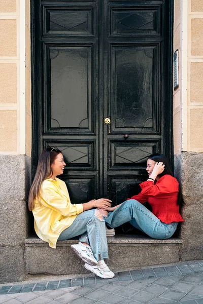 Νεαρές Ασιάτισσες Φίλες Που Κάθονται Στην Πόλη Και Μιλάνε Και — Φωτογραφία Αρχείου