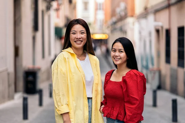 Boldog Fiatal Ázsiai Női Barátok Mosolygó Kamera Madridban — Stock Fotó