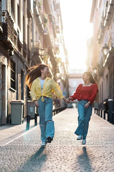 Веселі Азіатські Дівчата Модному Одязі Ходять Місту Дивляться Один Одного — стокове фото