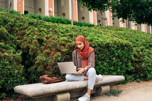 Mulher Bonita Vestindo Hijab Sentado Parque Usando Seu Laptop — Fotografia de Stock