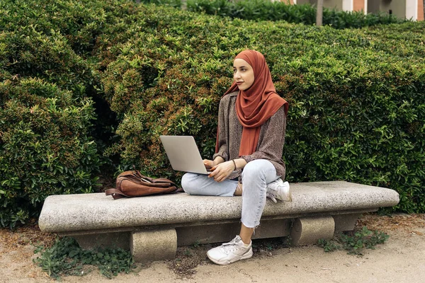 Jovem Mulher Muçulmana Vestindo Hijab Sentado Parque Usando Seu Computador — Fotografia de Stock