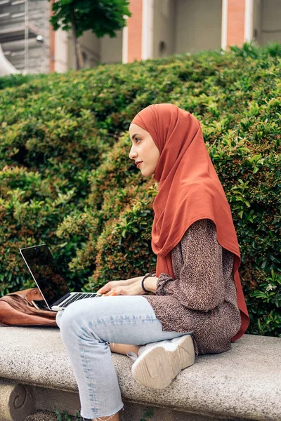 Mulher Muçulmana Jovem Bonita Vestindo Hijab Sentado Parque Usando Seu — Fotografia de Stock