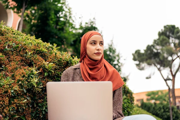 Jovem Mulher Muçulmana Com Cachecol Cabeça Usando Seu Computador Parque — Fotografia de Stock
