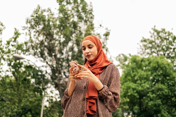 Menina Muito Muçulmana Andando Parque Digitando Seu Telefone Celular — Fotografia de Stock