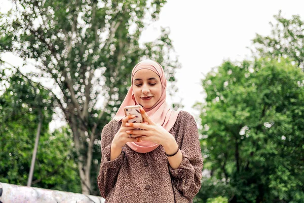 Menina Muito Muçulmana Andando Parque Digitando Seu Telefone Celular — Fotografia de Stock