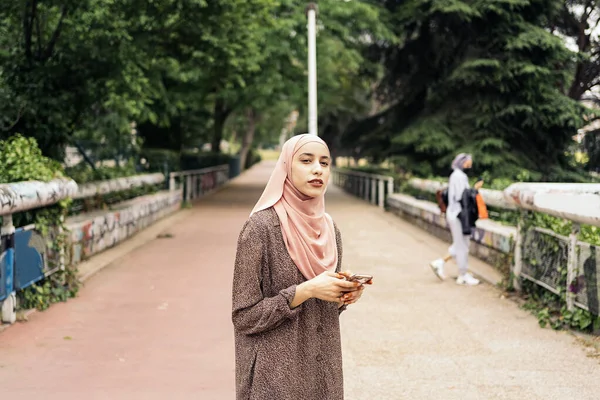 Menina Muçulmana Bonita Andando Parque Digitando Seu Telefone Inteligente — Fotografia de Stock