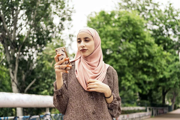 Menina Muçulmana Bonita Andando Parque Digitando Seu Telefone Inteligente — Fotografia de Stock