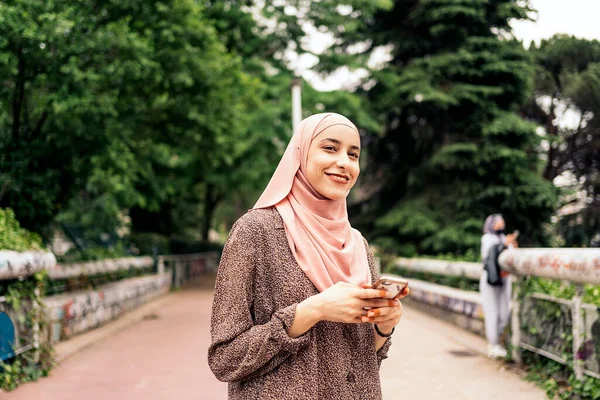 Menina Muito Muçulmana Andando Parque Digitando Seu Telefone Celular Ela — Fotografia de Stock