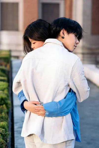 Cool Young Asian Hugging Each Other Enjoying Day City — Stock Photo, Image