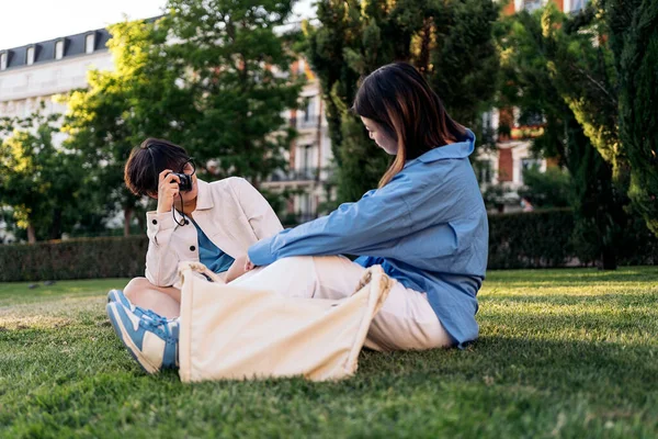 Unrecognized Man Taking Photos His Asian Girlfriend Park — Stock Photo, Image
