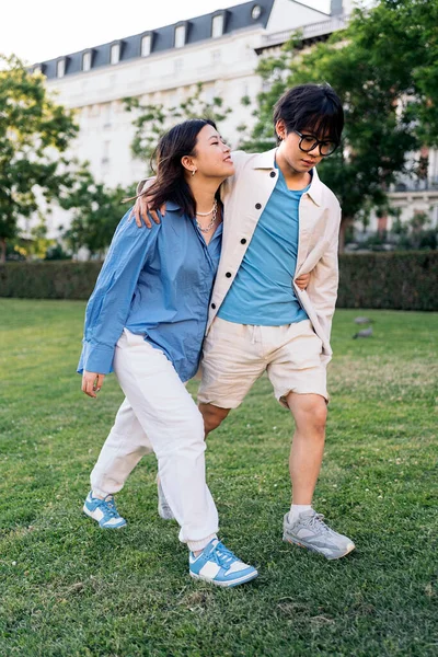 Cool Couple Asiatique Marche Dans Parc Avoir Plaisir Pendant Journée — Photo