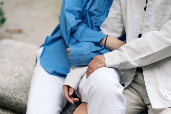 Unrecognized Young Couple Cool Outfits Sitting Together Street — Stock Photo, Image