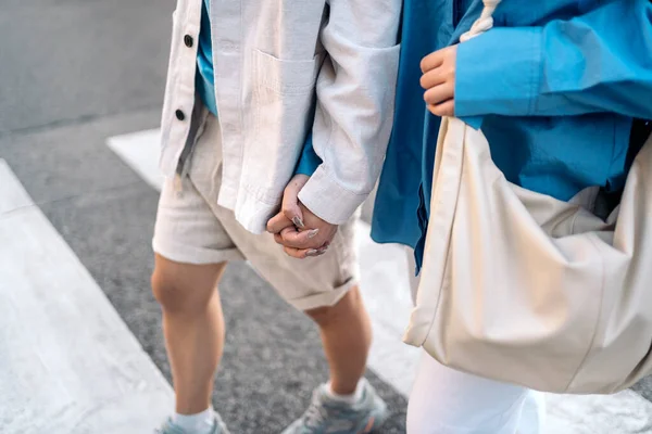 Pasangan Muda Tak Dikenal Dengan Pakaian Keren Berjalan Kota Dan — Stok Foto