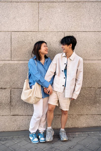 Young Asian Couple Standing Gray Wall Laughing Looking Each Other — Stock Photo, Image