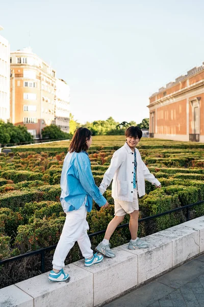 Jovem Casal Asiático Andando Jardim Desfrutando Dia Ensolarado Cidade — Fotografia de Stock