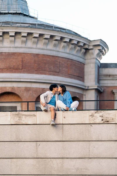 Cool Young Asian Couple Sitting City Madrid Kissing — Stock Photo, Image