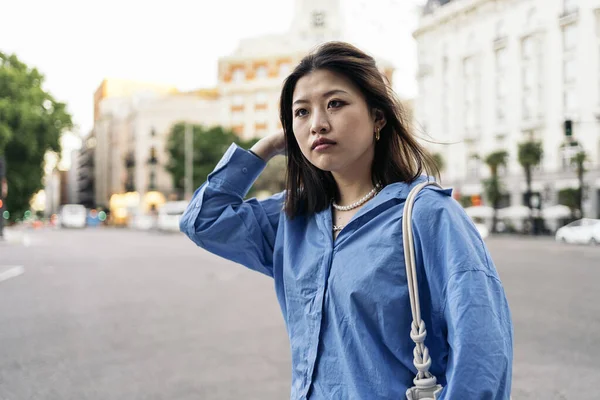Pretty Trendy Asian Woman Posing Looking Front City Madrid — Stock Photo, Image