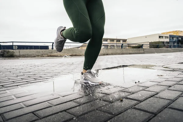 Mujer Reconocida Con Ropa Deportiva Corriendo Haciendo Ejercicio Ciudad Durante —  Fotos de Stock