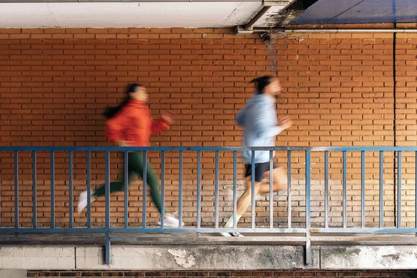 Amigos Não Reconhecidos Vestindo Roupas Esportivas Correndo Cidade Durante Dia — Fotografia de Stock