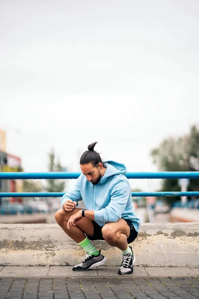 Tampan Dengan Pakaian Olahraga Menggunakan Jam Tangan Pintar Dan Beristirahat — Stok Foto