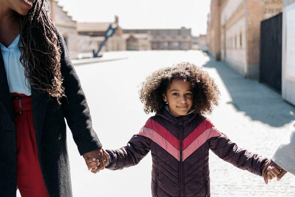 Adorable Jeune Fille Noire Aux Cheveux Afro Marchant Avec Mère — Photo