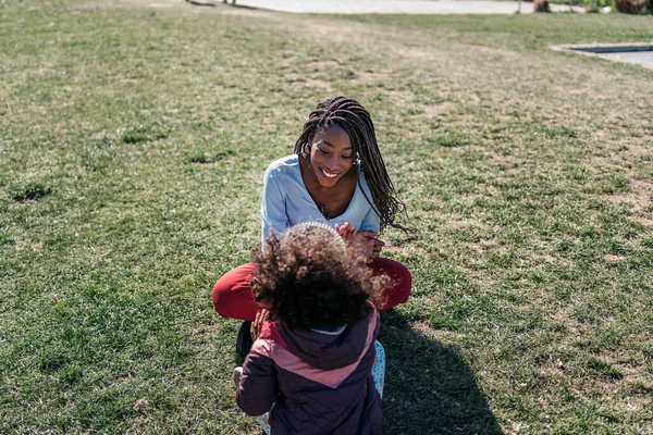 Feliz Mujer Negra Jugando Hierba Con Hija Pequeña Divirtiéndose — Foto de Stock