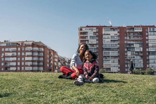 Linda Afro Chica Sentada Hierba Con Mamá Sonriendo Mirando Cámara — Foto de Stock